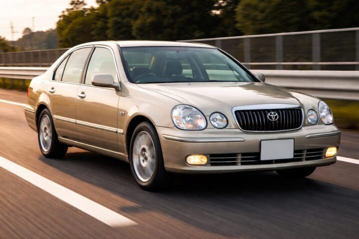 トヨタ プログレ が高速道路を走っているイメージ画像