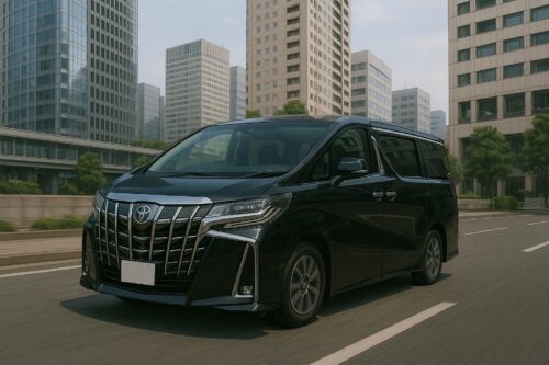 黒のアルファードが都市を走っているイメージ画像